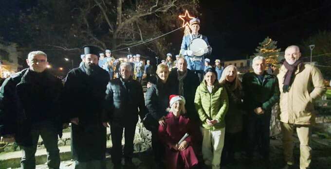 Με λαμπρότητα η Φωταγώγηση του Χριστουγεννιάτικου Δέντρου στην Επισκοπή